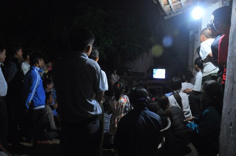 Người dân đến nhà ông Chấn rất đông, chăm chú xem chương trình thời sự về ông Chấn bị án oan được trở về nhà.